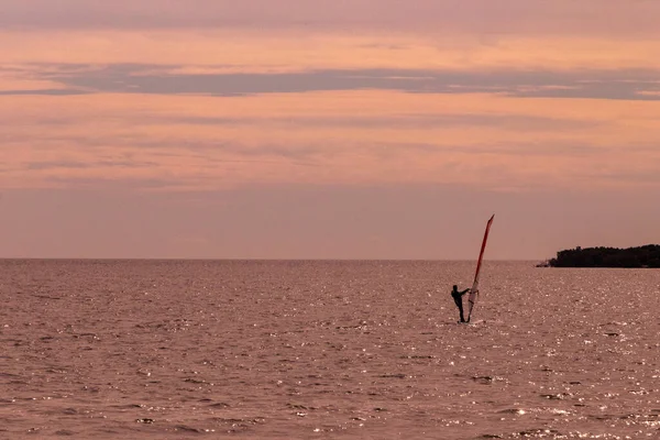 Die Silhouette Eines Seglers Der Bucht — Stockfoto