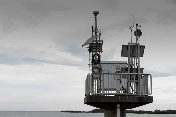 Automatiserad Kustväderstation Med Grå Moln Bakgrunden — Stockfoto