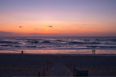 Güneş doğarken sahil girişi