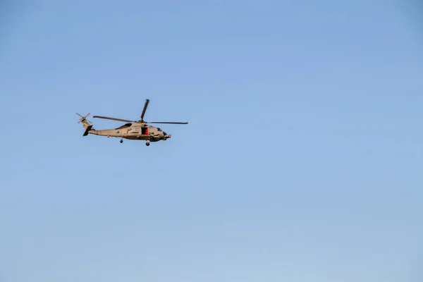 Militär Helikopter Flyger Med Öppen Dörr — Stockfoto