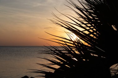 Gün batımı Baba 'nın arkasında.
