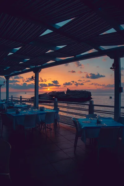 Erstaunlicher Sonnenuntergang vom Restaurant mit Meerblick in Italien — Stockfoto