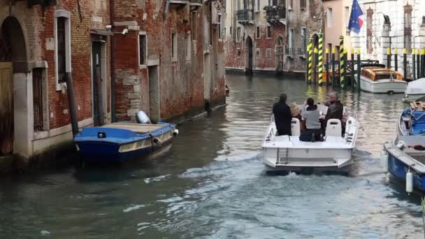 Marea alta en canales venecianos — Vídeo de stock