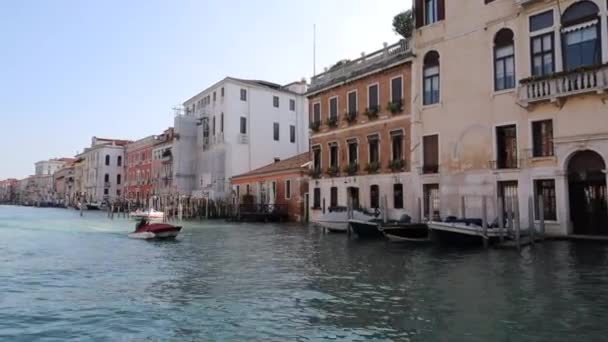 Навігація на Великому каналі у Венеції. — стокове відео