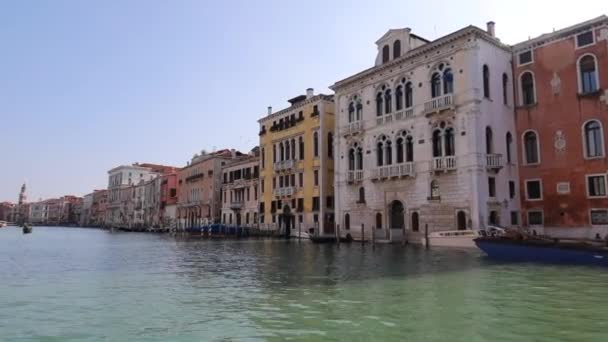 Navigerar kanalen Grande i Venedig — Stockvideo