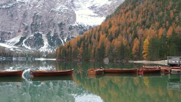 Bateaux à rames en bois dans le lac des Braies close up — Video