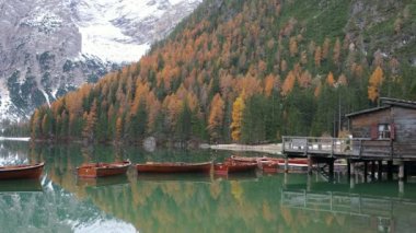 Braies Gölü 'ndeki tahta kayıklar kapanıyor.