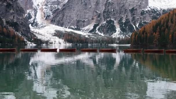 Hermosos barcos en el lago alpino de Braies — Vídeo de stock