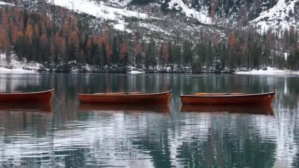 Mooie boten in het Alpenmeer van Braies — Stockvideo
