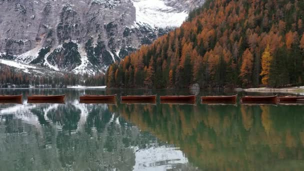 Beautiful boats in alpine lake of Braies — Stock Video