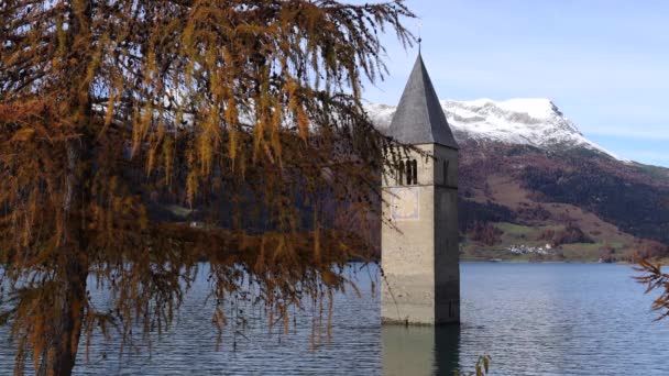 Igreja submersa e campanário em um lago — Vídeo de Stock