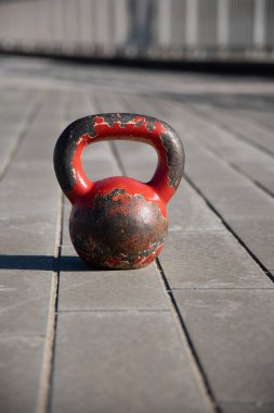 Açık hava eğitimi sırasında kettle-bell yakın portre