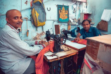 Güzel ve anlamlı Hintli erkek sokak portreleri.