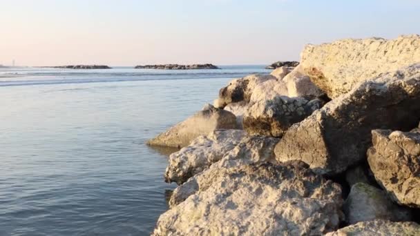 Escenas marinas de invierno en la costa adriática italiana — Vídeo de stock