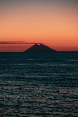 Tropea 'dan günbatımında Stromoboli Volkanı