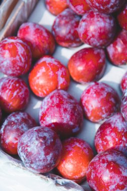 İtalya 'da gıda pazarında güzel meyve ve sebzeler