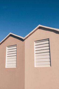 Riviera Romagnola bölgesinde tipik plaj kulübeleri