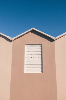 Riviera Romagnola bölgesinde tipik plaj kulübeleri