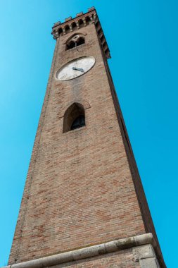 İtalyan ortaçağ kasabasında antik detaylar