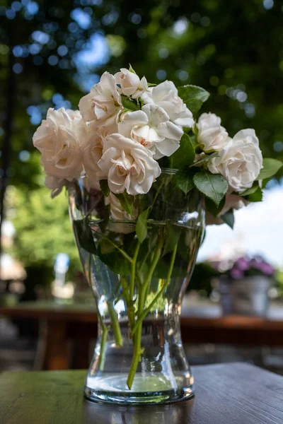 Blomma vas på landet hus — Stockfoto