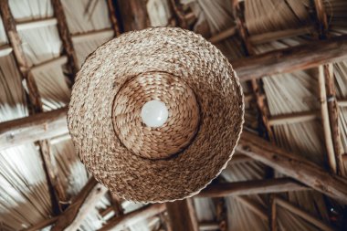 Aşağıdan gelen POV, baston çatıya bakıyor. Abajur sarkıyor. Çevre merkezlerinde tipik çatı işi.