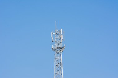 Açık mavi gökyüzü arka plan ile telekomünikasyon Kulesi.