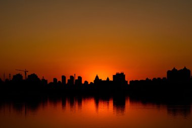 Metro City günbatımı zaman binaların siluet.