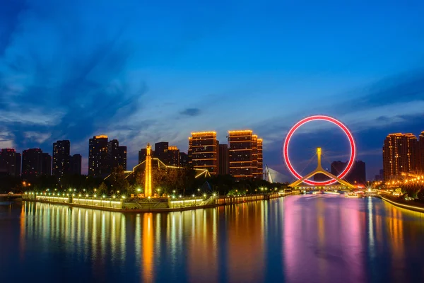 Night scene cityscape of Tianjin ferris wheel,Tianjin eyes  in  twilight time.Most Modern and popular landmark in Tianjin city. — Stock Photo, Image