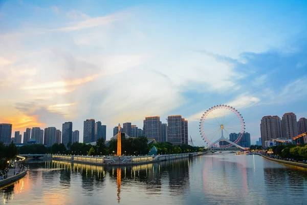 Cityscape Tianjin dönme dolap, twilight saat gece önce gözlerine Tianjin.
