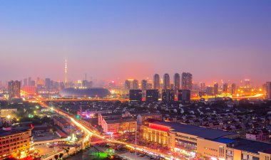 Cityscape Tianjin city Çin twilight alacakaranlık gece adlı.
