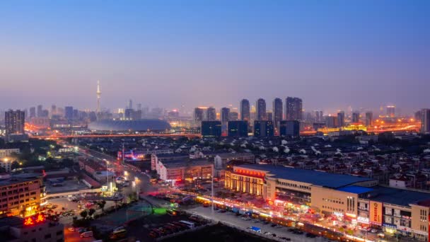 Ώρα λήξη αστικό τοπίο της πόλης Tianjin Κίνα στο λυκόφως σούρουπο νύχτα. Εναέρια άποψη. — Αρχείο Βίντεο