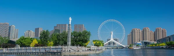 Paisaje urbano panorámico de la noria de Tianjin, ojo de Tianjin durante el día . — Foto de Stock