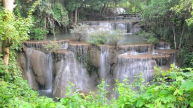 .Huay Mae Khamin şelale, ünlü doğal turistik Kanchanaburi ili Tayland.