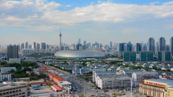 Ώρα λήξη Cityscape της Tianjin Κίνα πόλη κατά τη διάρκεια της ημέρας με τη μετακίνηση σύννεφο στον ουρανό. Εναέρια άποψη. — Αρχείο Βίντεο