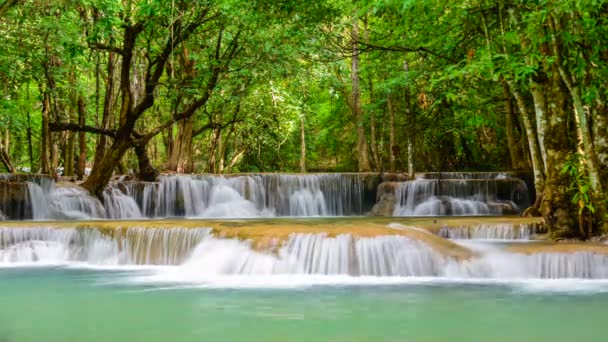 Huay Mae Khamin cachoeira, famosa atração turística natural na província de Kanchanaburi Tailândia . — Vídeo de Stock