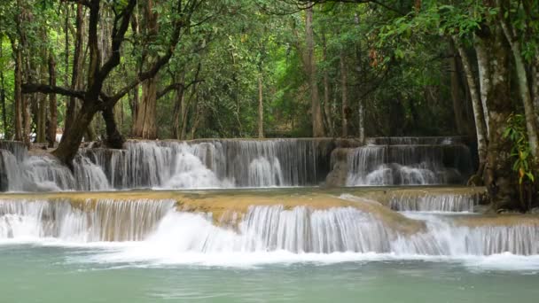 Huay Mae Khamin şelale, ünlü doğal turistik Kanchanaburi ili Tayland. — Stok video
