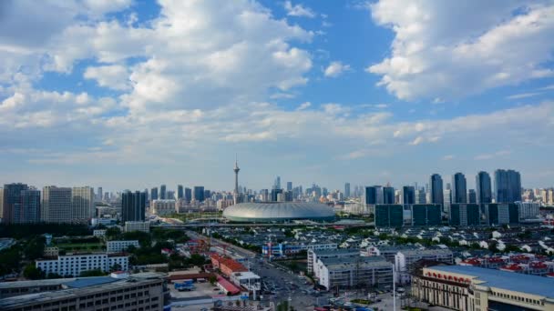 Tid förflutit stadsbilden av Tianjin stad Kina på dagtid med rörliga moln på himlen. Aerial perspektiv. — Stockvideo