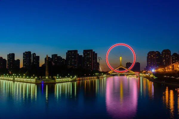 Escena nocturna del paisaje urbano de Tianjin ferris wheel, ojos de Tianjin con — Foto de Stock