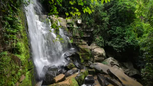 Pai sritong waterval (gouden bamboe waterval), natuurlijke toeristische attractie in Thailand in de Spaanse provincie Phitsanulok. — Stockvideo