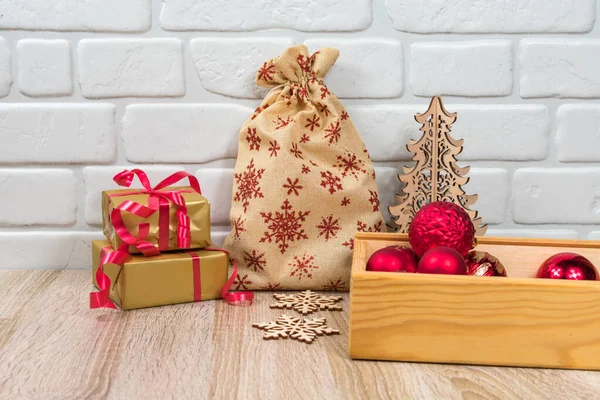 Albero di Natale, scolpito in legno, padarki, un sacchetto di fiocchi di neve rossi e palline in una scatola di legno. Zero rifiuti. — Foto Stock