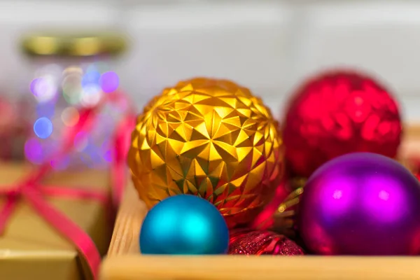 Kerst achtergrond met multi-gekleurde kerstballen decoraties. Nieuwjaarskaart. — Stockfoto