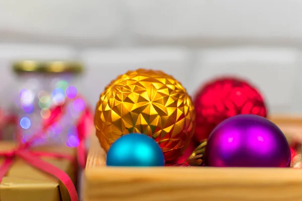 Kerst achtergrond met multi-gekleurde kerstballen decoraties. Nieuwjaarskaart. — Stockfoto