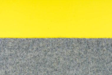 Arka plan iki renge bölünmüş, sarı ve gri. Moda renklerin gösterimi 2021. Bir yazıt için yer.