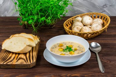 Sebzeli ev yapımı vejetaryen mantar çorbası ve beyaz tabakta ekmek.