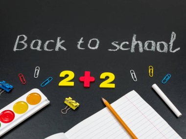 Renkli sayılar, sayma çubukları, tahtadaki matematik işaretleri. Okula dönelim. Kavramları. Tahtadaki okul malzemeleri.