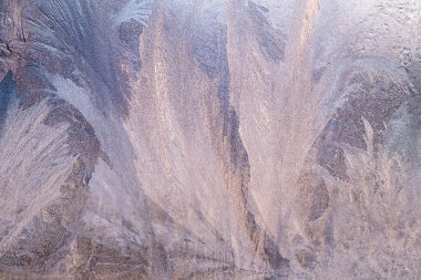 Mavi don desenleri ve soyut buz desenleri soğuk, kış sükuneti ve sessiz güzelliği çağrıştırır..