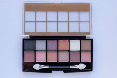 Hareketli makyaj paleti, nötr ve ılık tonlarda ve aplikatör fırçasıyla hızlı bir görünüm içerir..
