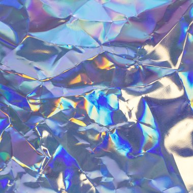 Yaratıcı arkaplan projeleri için uygun canlı renkler ve yansımaları gösteren buruşuk bir holografik folyo yüzeyi.