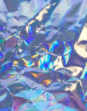 Gökkuşağı yansımalarıyla parıldayan buruşuk bir folyo yüzeyi soyut arka planlar ve modern tasarım için idealdir..