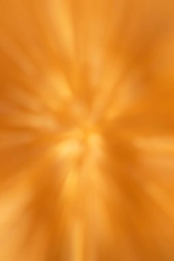 Işıl ışıl merkezi ve ışıl ışıl parlayan parlak turuncu soyut bulanıklık, ideal arka plan dokusu ve ambiyansı.